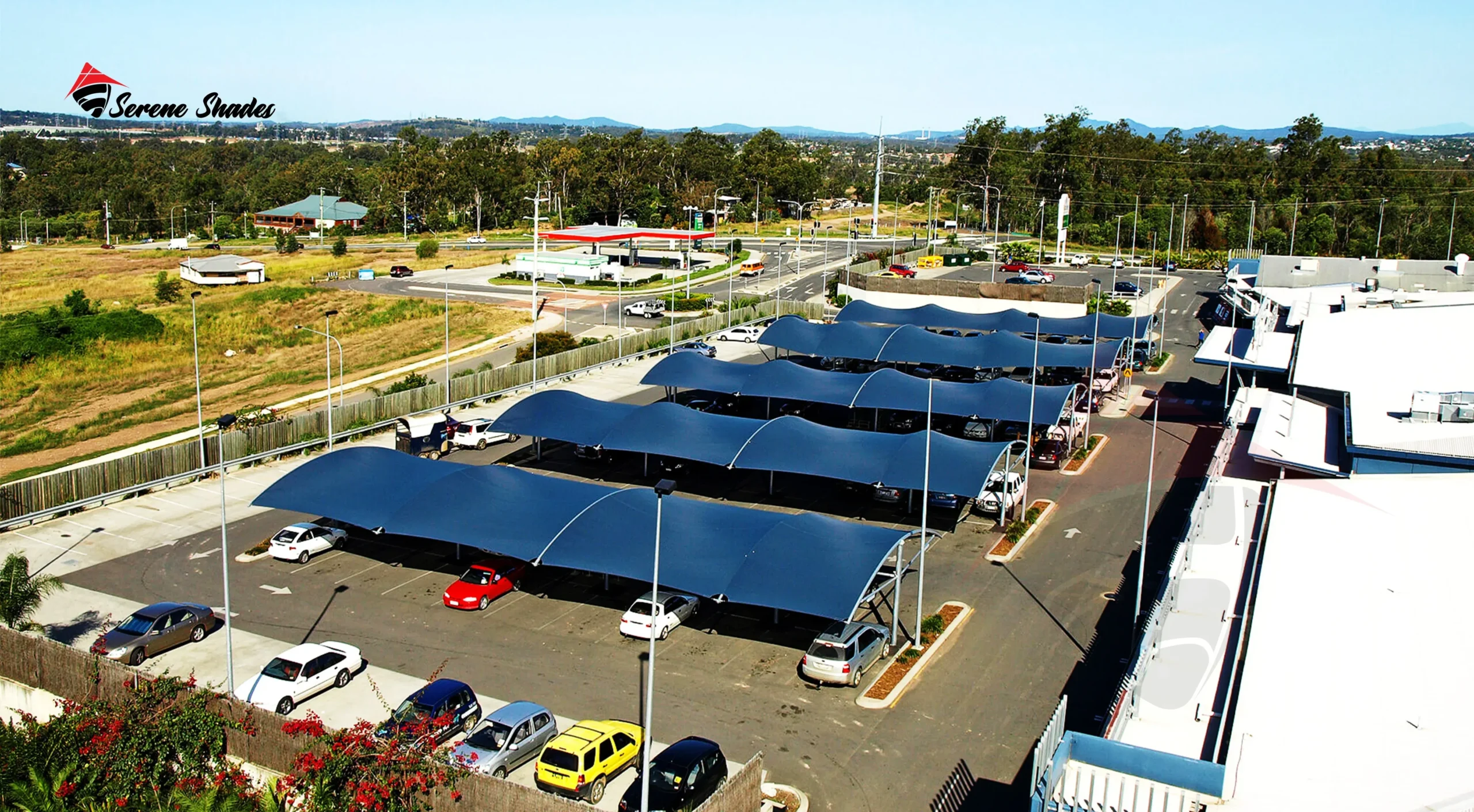 Cantilever car parking shade with UV-resistant fabric for outdoor protection